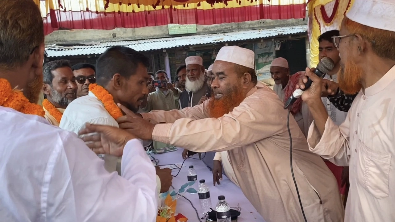 জেলা জামায়াতের আমির ড. মীর নুরুল ইসলাম বিএনপি নেতাকর্মীদের বরণ করে নেন