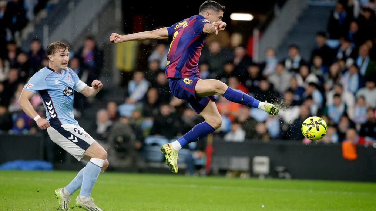 রবার্ট লেওয়ানডস্কির হ্যাটট্রিকে দারুণ জয় পেয়েছে বার্সেলোনা