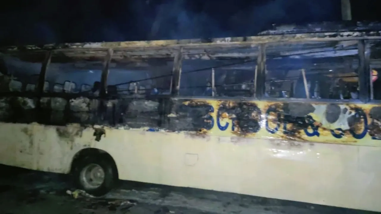 শিবালয় উপজেলায় মুন্নু ইন্টারন্যাশনাল স্কুল অ্যান্ড কলেজের একটি বাসে অগ্নিসংযোগের ঘটনা ঘটে