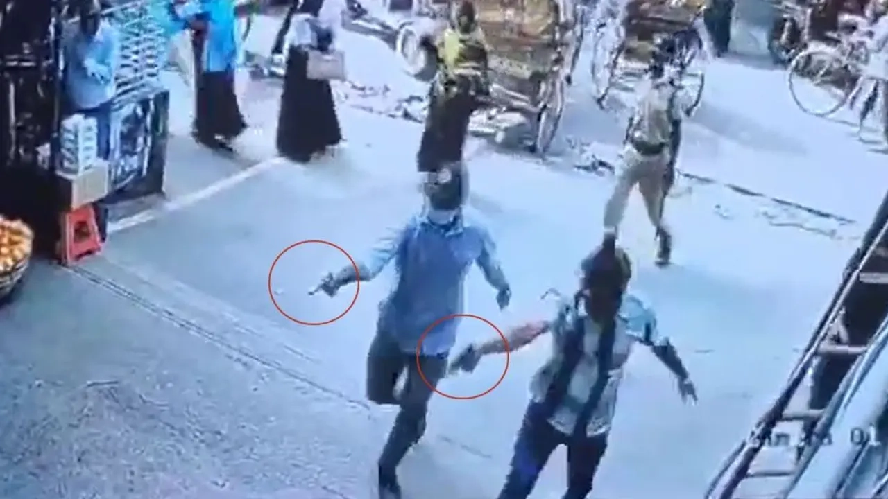 রাজধানীর পুরান ঢাকায় প্রকাশ্যে সন্ত্রাসীরা গুলি করে ব্যবসায়ীকে হত্যা করে