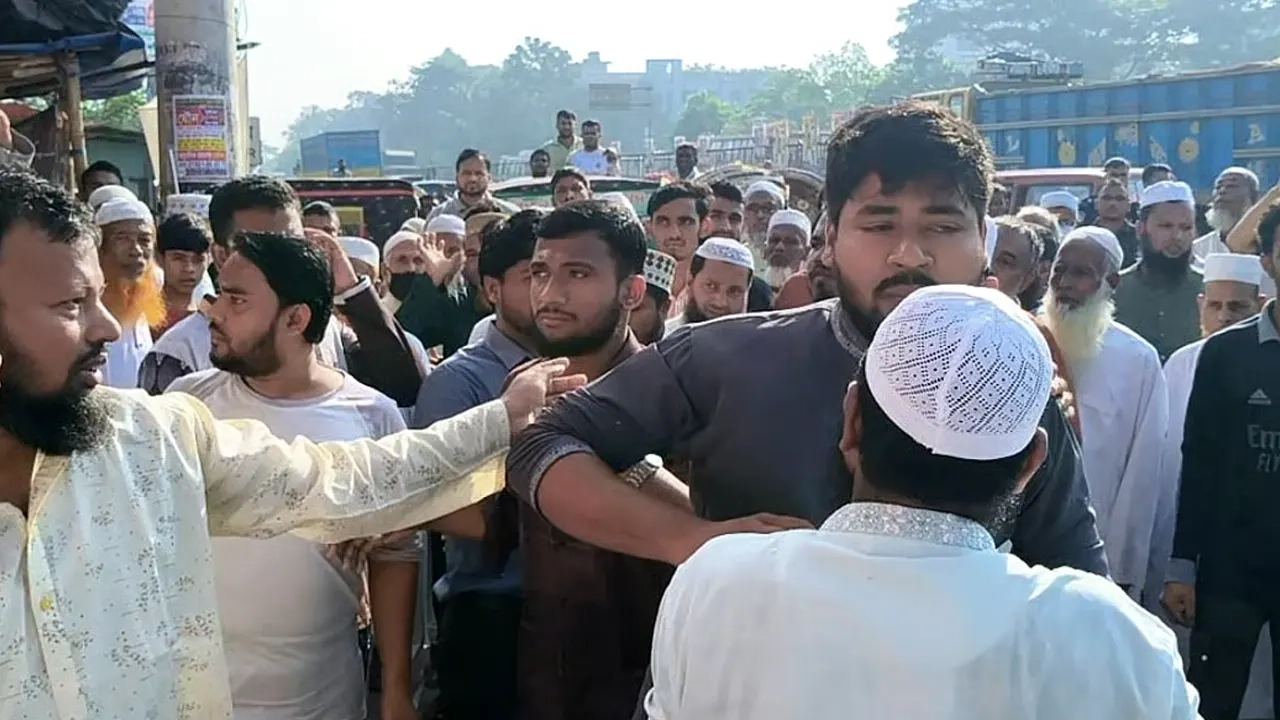 চান্দিনায় জামায়াত প্রার্থীকে 'আওয়ামী দোসর' আখ্যা দিয়ে মাইক্রোফোন কেড়ে নিলেন নেতা–কর্মীরা