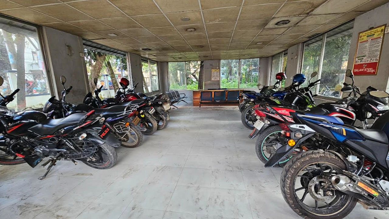 মোটরসাইকেল গ্যারেজ