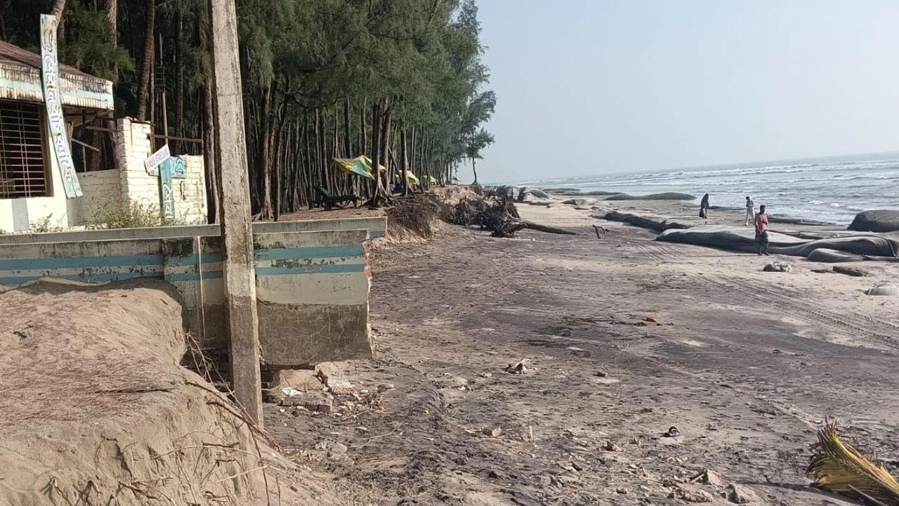 সাগরের ঢেউয়ে ক্ষয়ে যাচ্ছে কক্সবাজার সৈকত