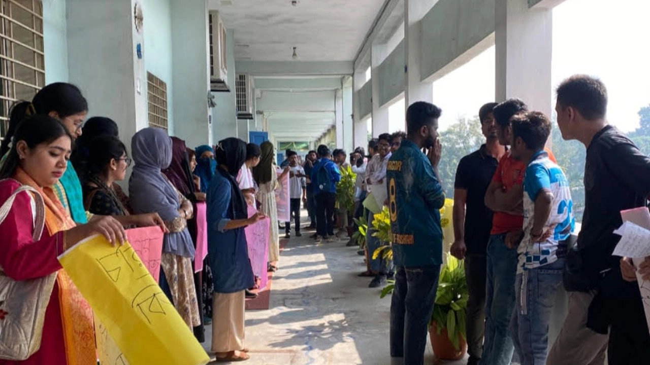 রাবিতে নারী শিক্ষার্থীদের হয়রানির অভিযোগে শিক্ষকের বহিষ্কারের দাবি