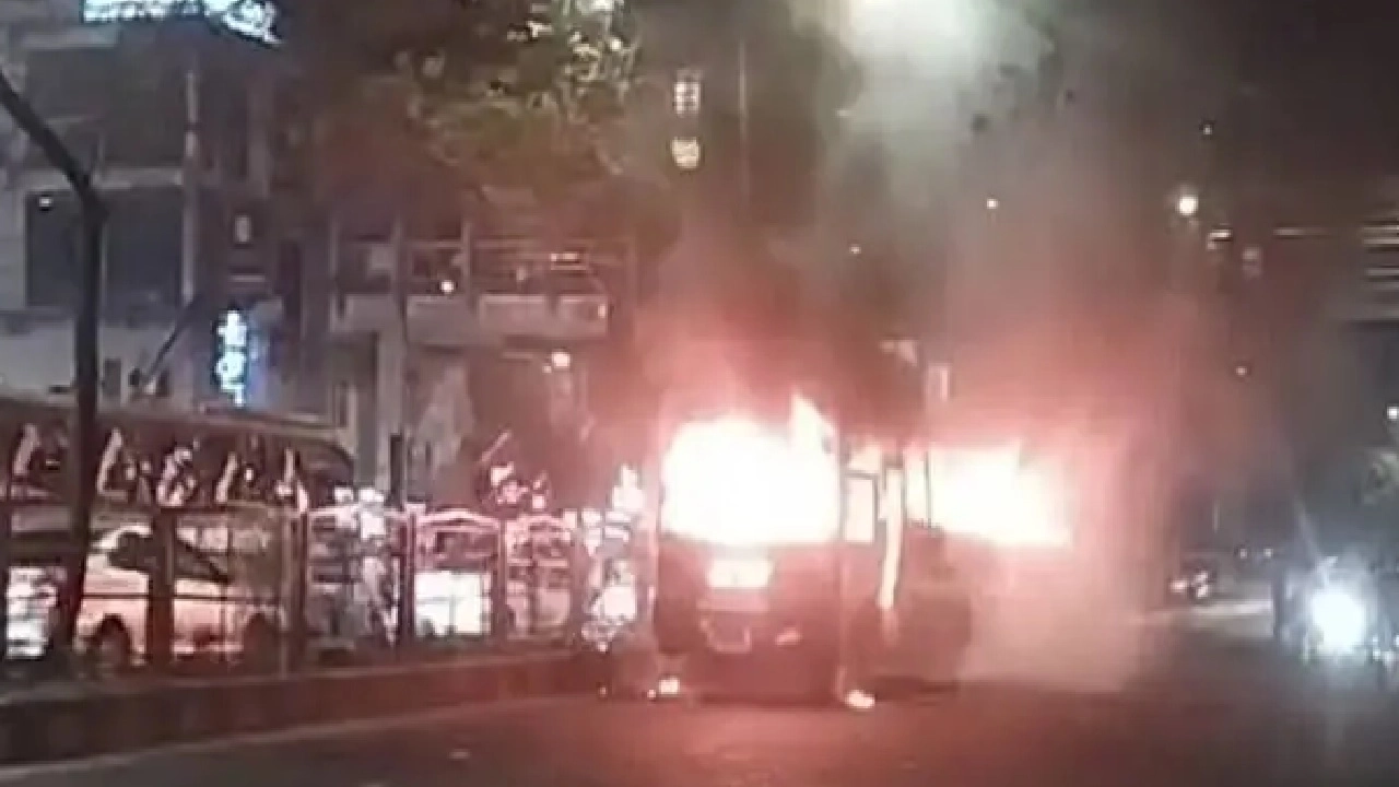 বাসে আগুন