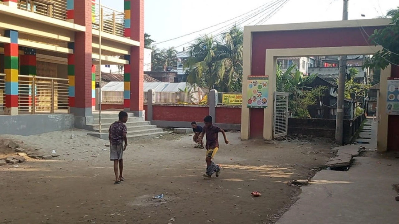 আমতলীতে ১৫২টি সরকারি প্রাথমিক বিদ্যালয়ের শিক্ষকরা কর্মবিরতি