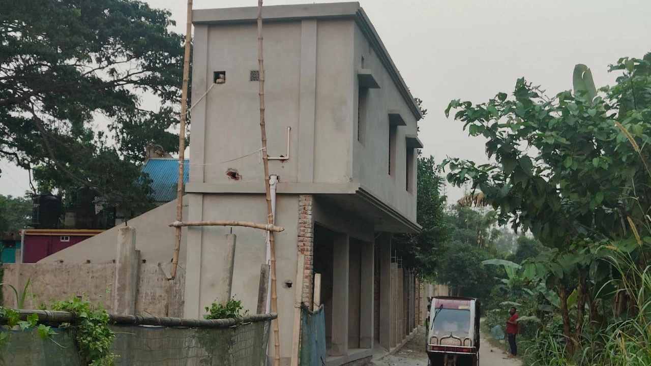 নিয়ম না মেনেই রাস্তার পার্শ্বে দ্বিতল ভবন নির্মাণ