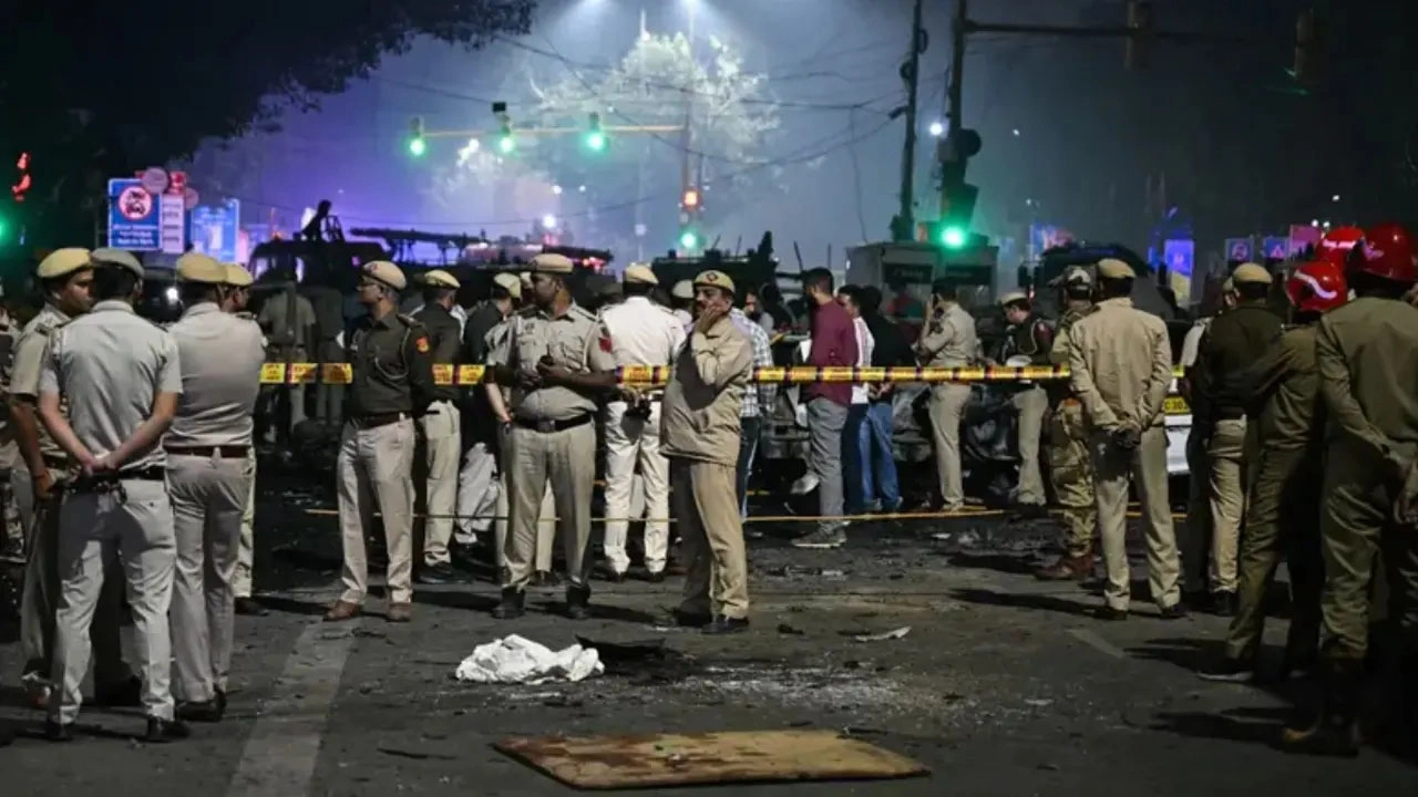 সতর্ক অবস্থানে পুলিশ। ছবি : সংগৃহীত