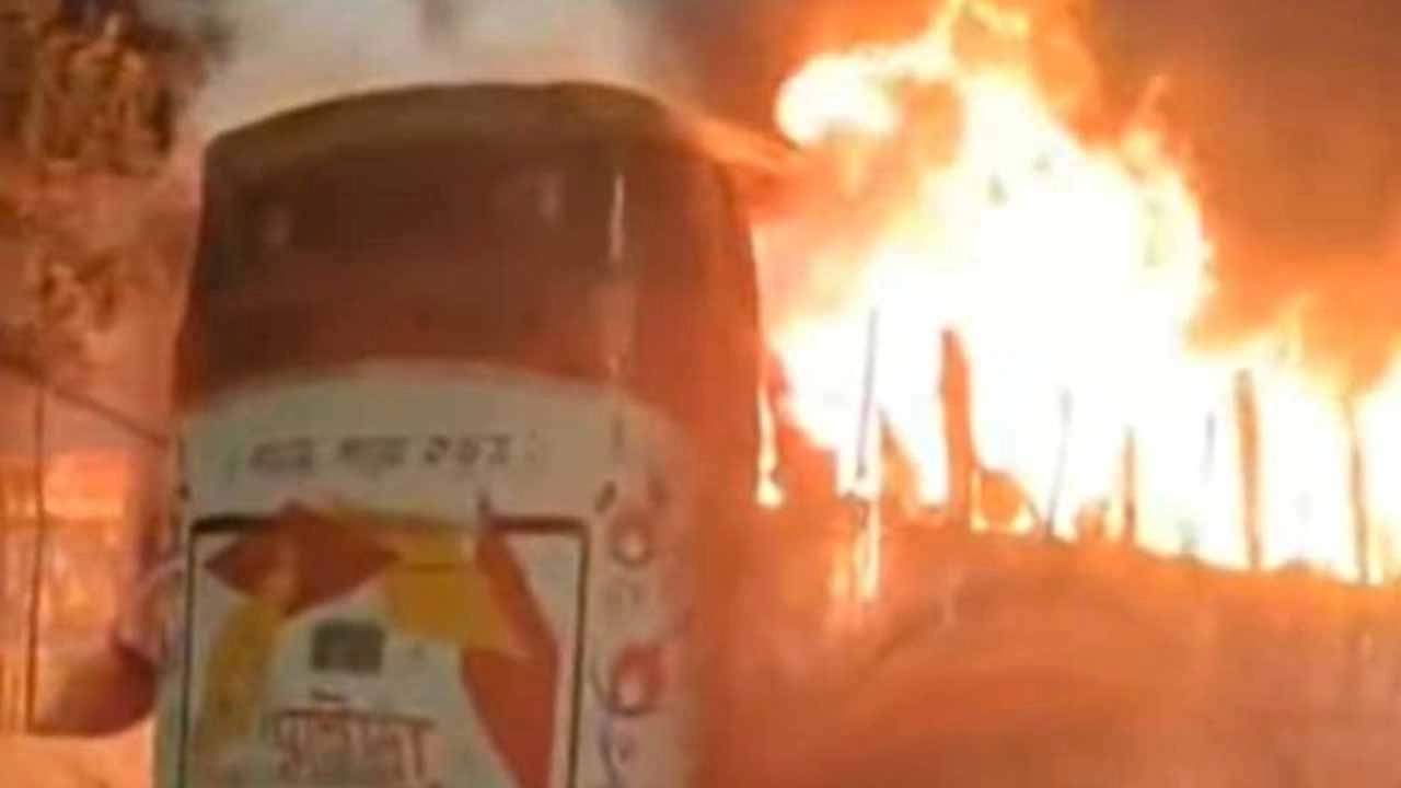 যাত্রাবাড়ীতে রাইদা পরিবহণের একটি বাসে অগ্নিকাণ্ড