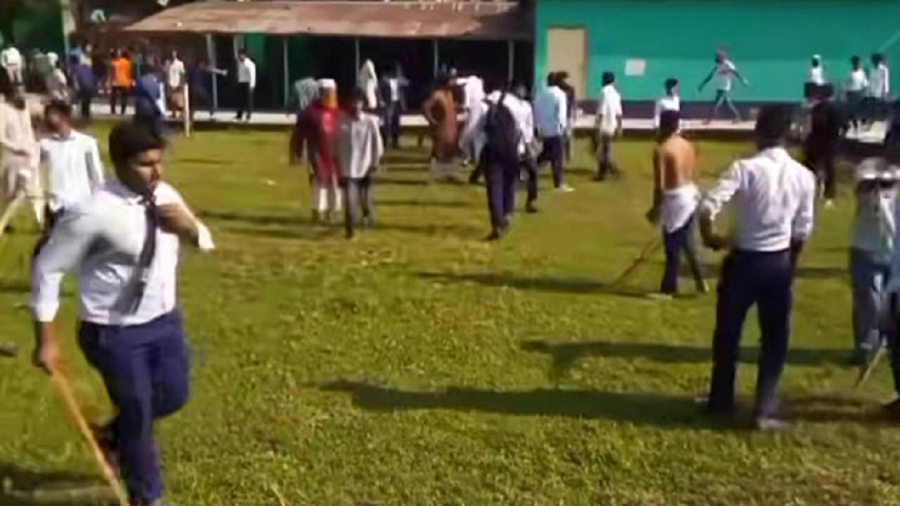 ময়মনসিংহ নগরীর শম্ভুগঞ্জ জিকেপি কলেজে ধাওয়া পাল্টাধাওয়া।