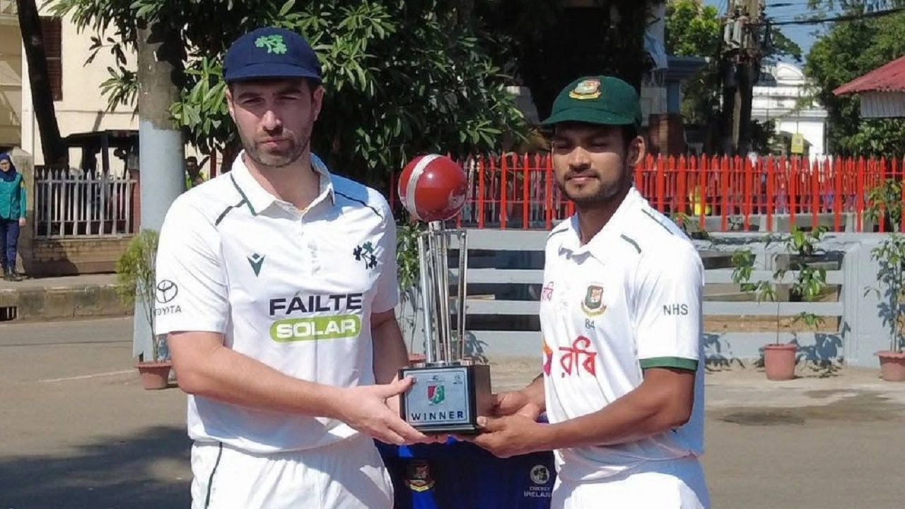 আইরিশ অধিনায়ক অ্যান্ডি বালবার্নি ও বাংলাদেশ অধিনায়ক নাজমুল হোসেন শান্ত