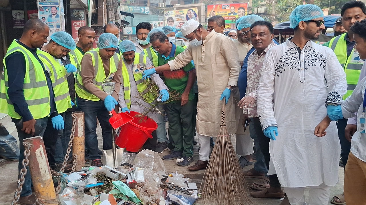 টাঙ্গাইলে শহর পরিস্কার কর্মসূচির উদ্বোধন করলেন সুলতান সালাউদ্দিন টুকু