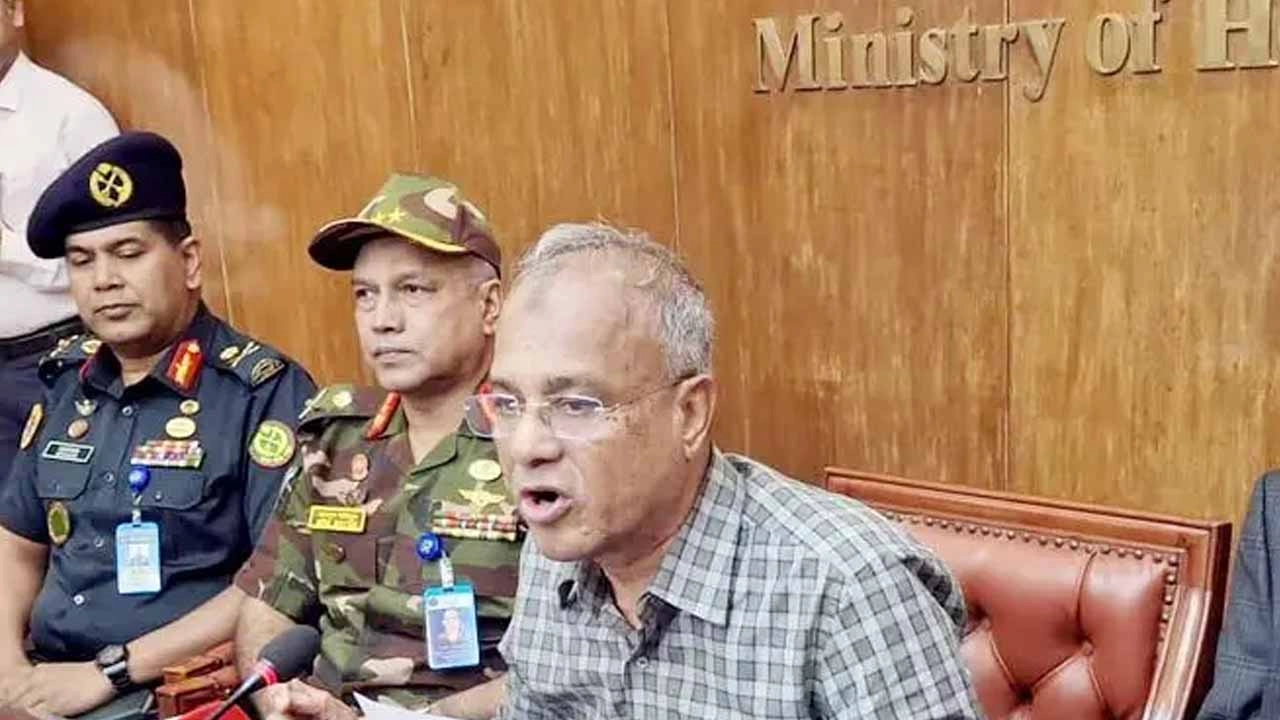 স্বরাষ্ট্র উপদেষ্টা লেফটেন্যান্ট জেনারেল (অব.) মো. জাহাঙ্গীর আলম চৌধুরী