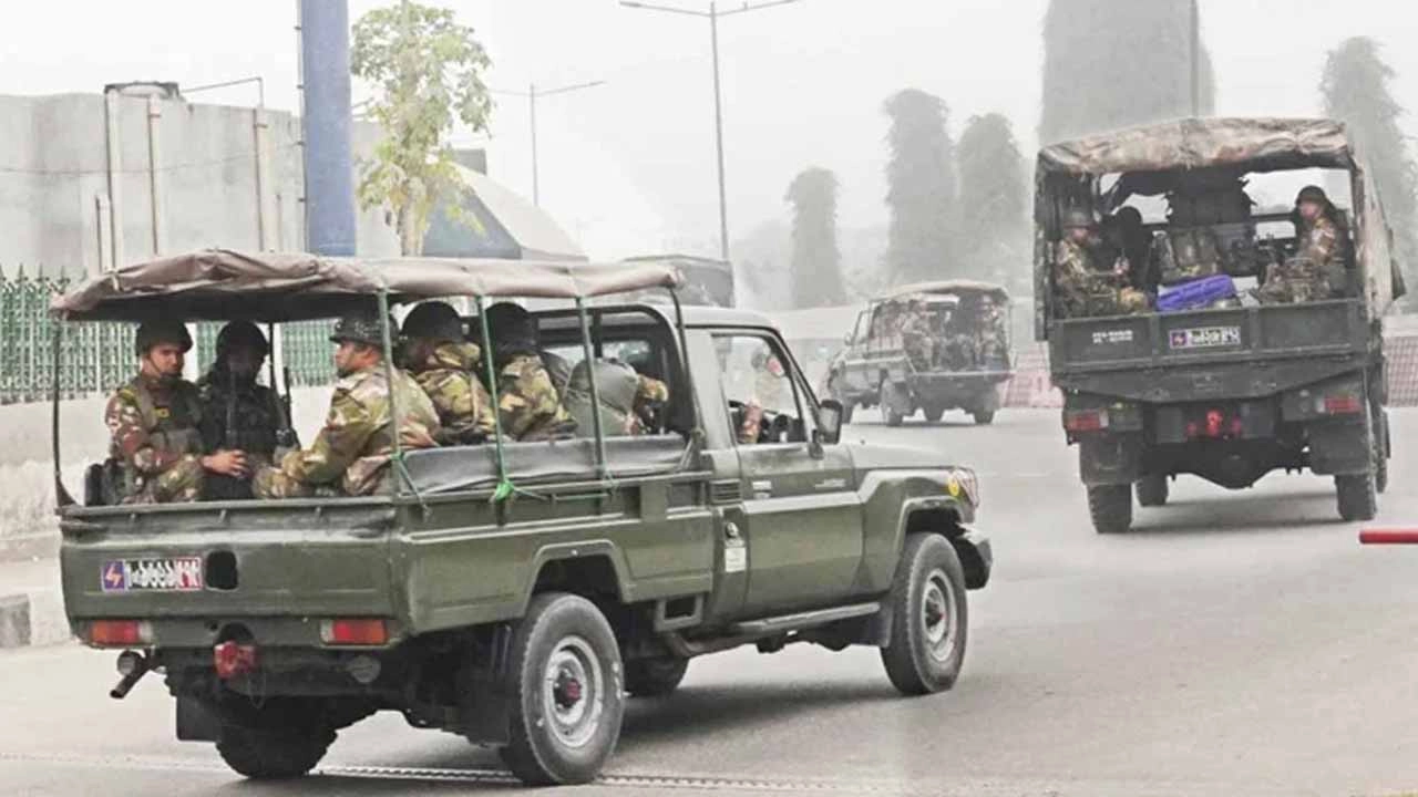 দেশের আইন-শৃঙ্খলা পরিস্থিতি নিয়ন্ত্রণে টহল দিচ্ছেন সেনাবাহিনীর সদস্যরা-ফাইল ছবি