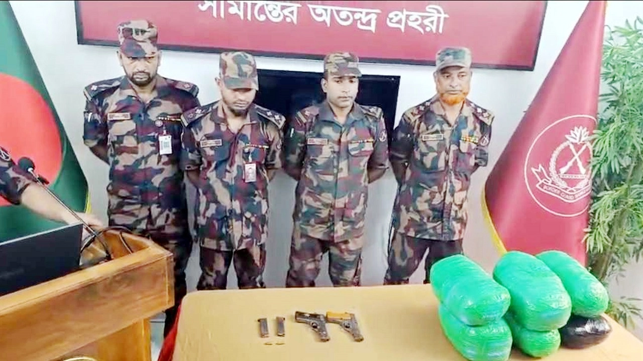 উদ্ধারকৃত মাদক ও বিদেশি অস্ত্র