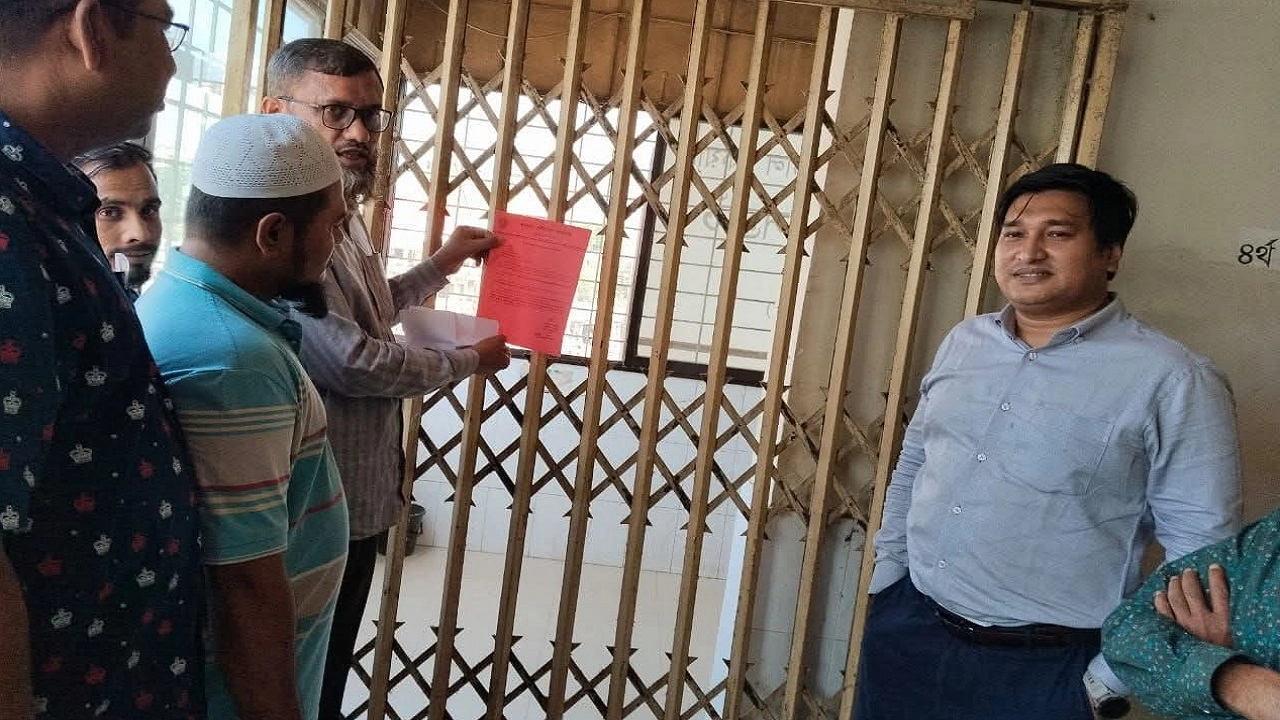 আসাদ নামে একটি মার্কেটে তালা ঝুলিয়ে দিয়েছেন ভ্রাম্যমাণ আদালত। ছবি: এনপিবি