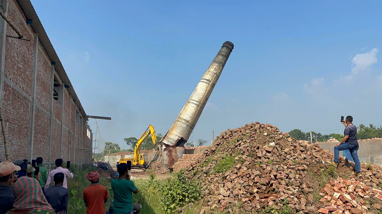 তিনটি ইটভাটার চিমনি ভেঙে গুঁড়িয়ে দেওয়া হয়। ছবি: এনপিবি