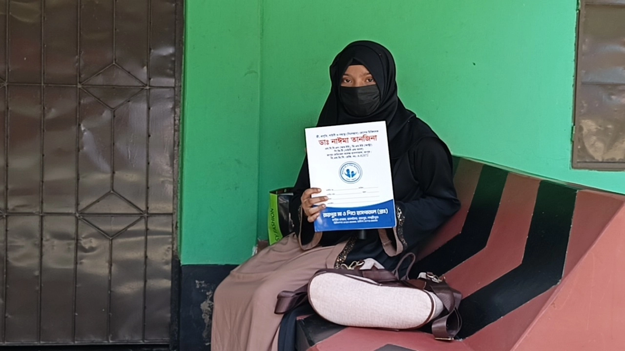 স্ত্রীর স্বীকৃতির দাবিতে ‘স্বামী’র বাড়িতে অবস্থান নেয়া কলেজ শিক্ষার্থী।