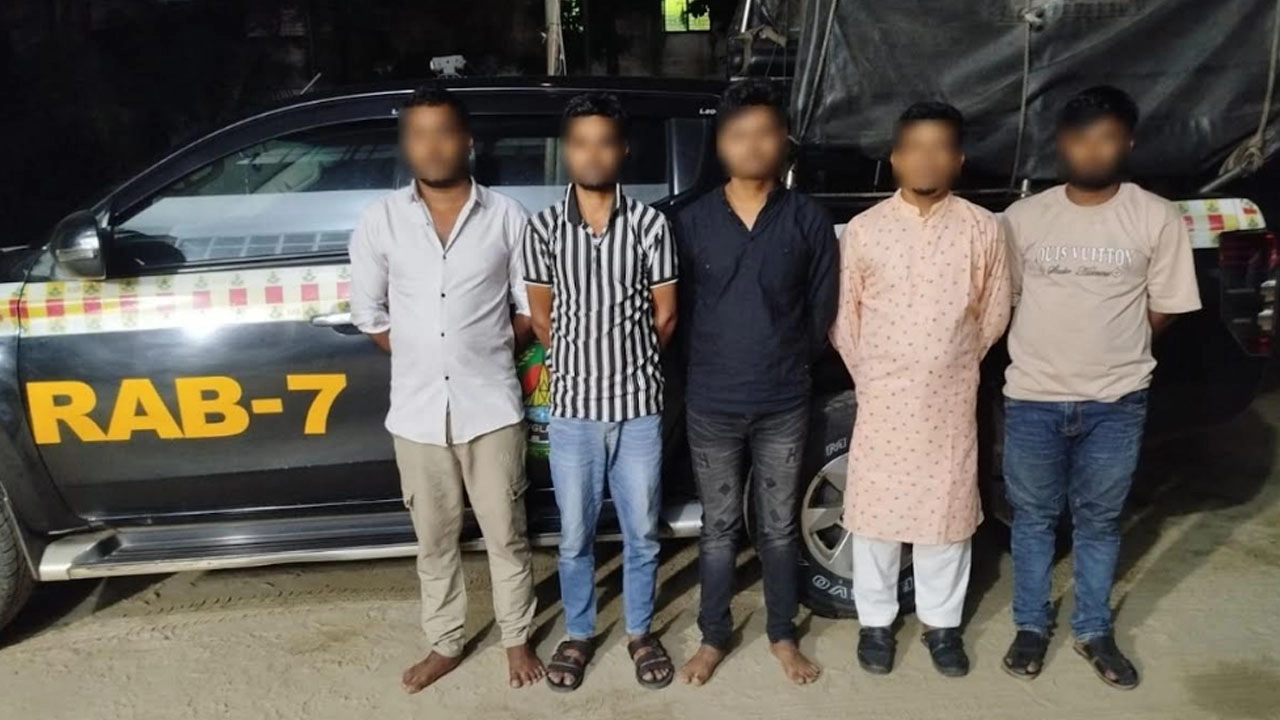 চট্টগ্রামে গাঁজাসহ ৫ মাদক ব্যবসায়ী আটক