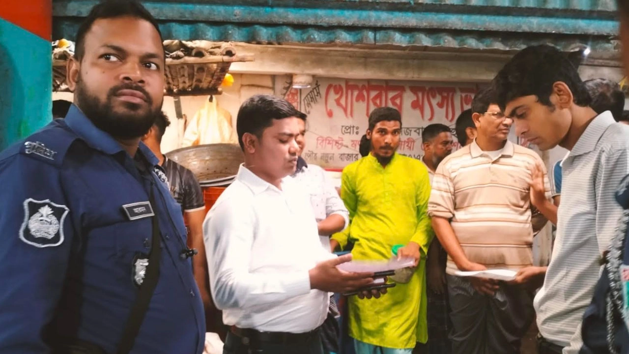 কুষ্টিয়ায় জেলিযুক্ত চিংড়ি বিক্রি