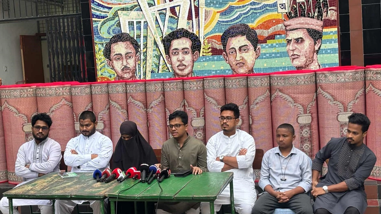 ডাকসু ভবনের সামনে এক সংবাদ সম্মেলন