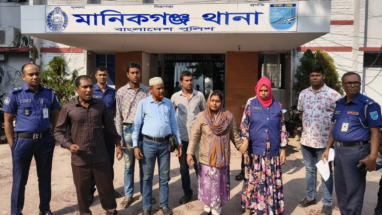 ব্যাগ চুরির অভিযোগে আটক সাংবাদিকক