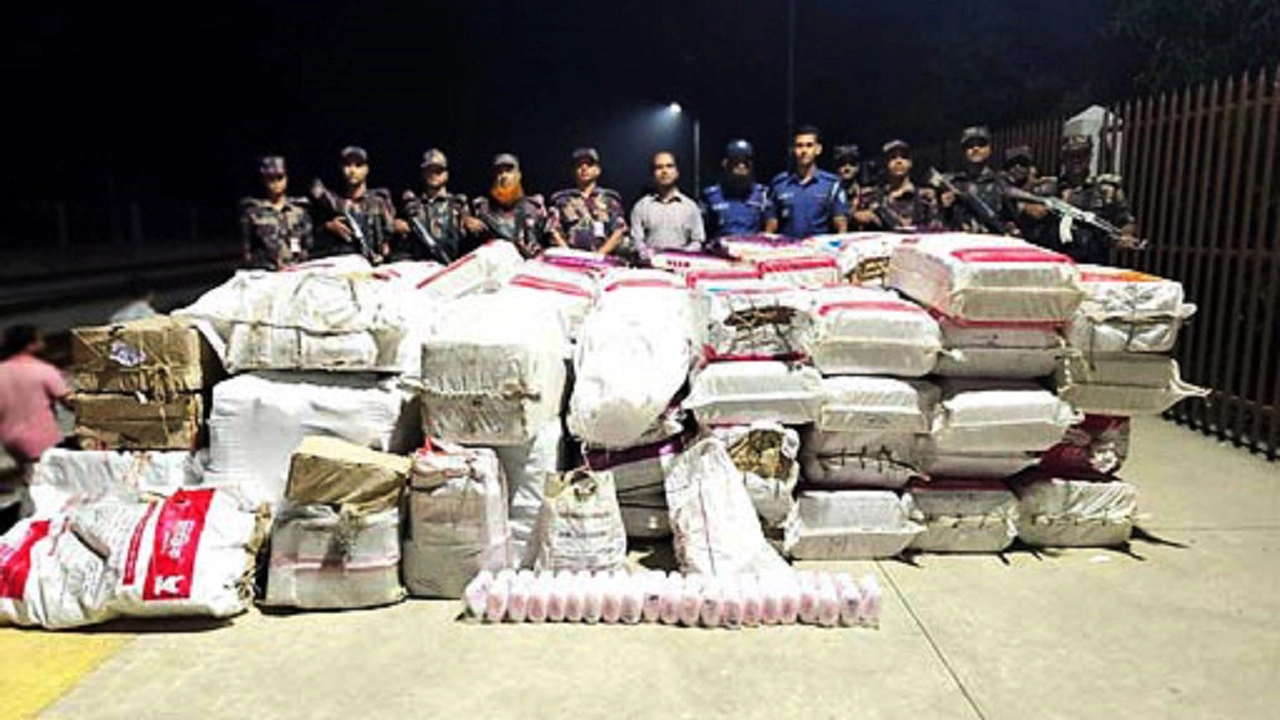 ভারতীয় চোরাচালান পণ্য জব্দ