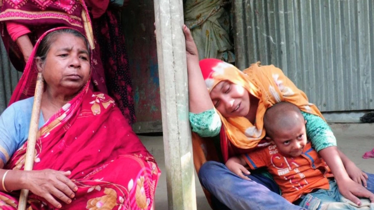 মাটিতে পড়ে চিৎকার করছিল ময়না—‘আমরা কারে ভাই ডাকমু গো’