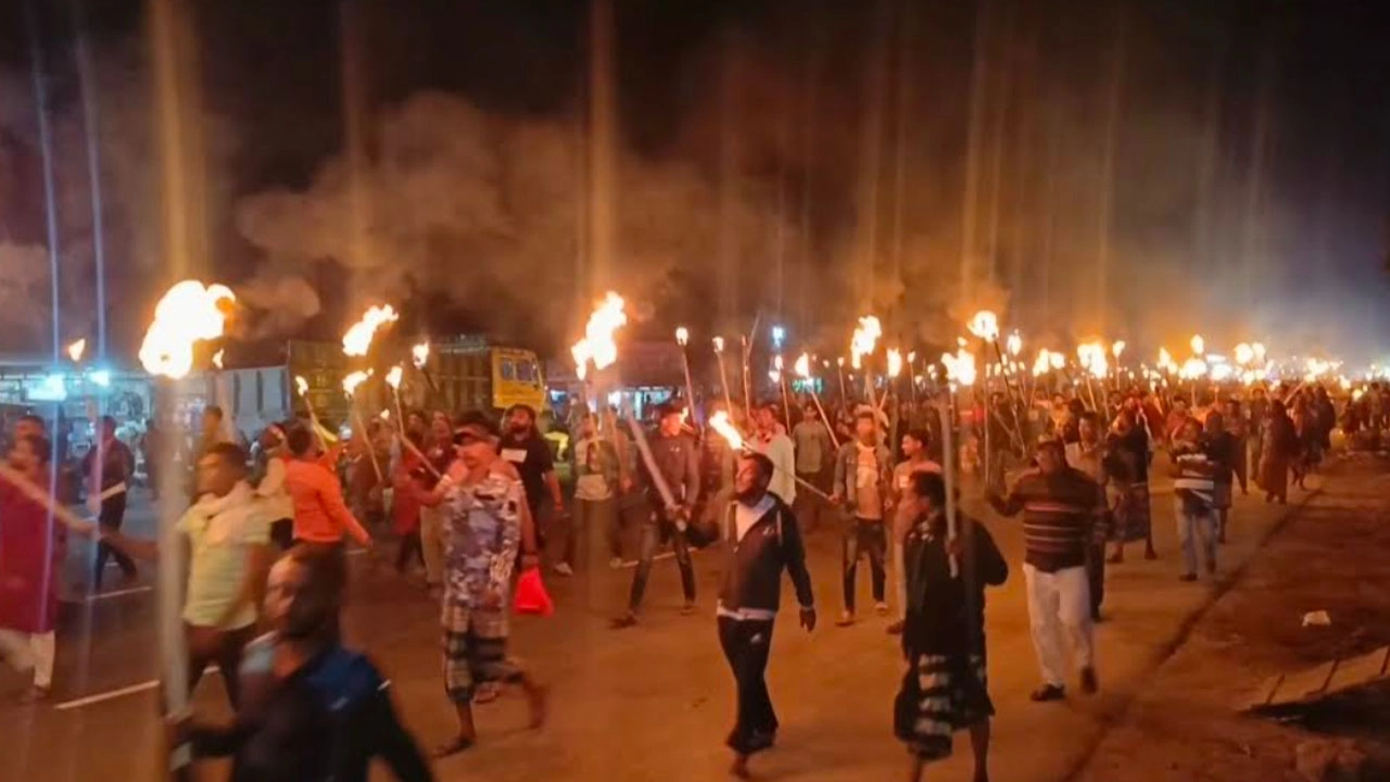 গাংনী-২ আসনে মনোনয়ন পুনর্বিবেচনার দাবীতে মশাল মিছিল