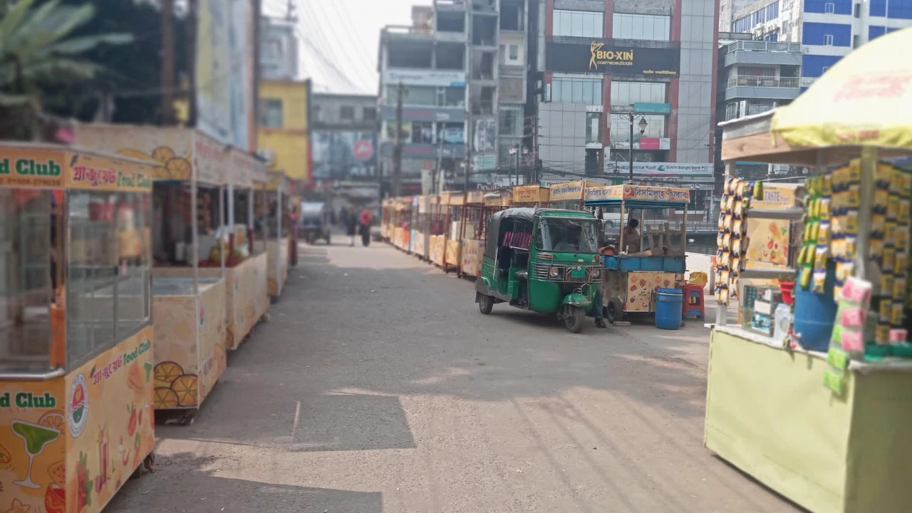 বরিশালে ফুটপাথ দখল  