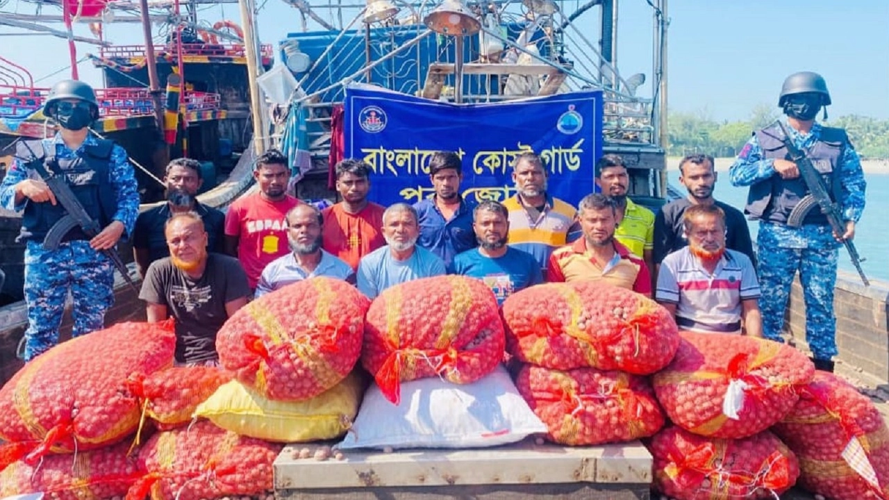 খাদ্যপণ্যসহ পাচারকারী আটক