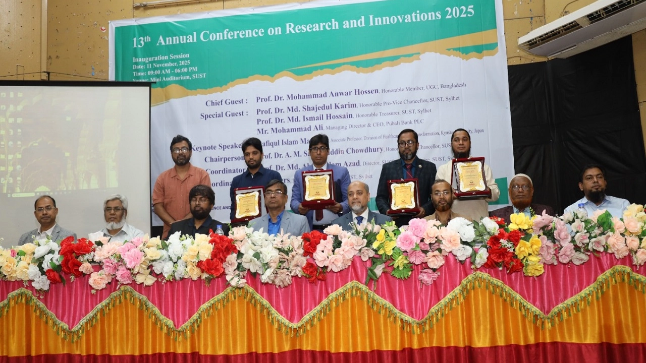 শ্ববিদ্যালয়ের মিনি অডিটোরিয়াম আয়োজিত 'গবেষণা ও উদ্ভাবন' শীর্ষক আন্তর্জাতিক সম্মেলন