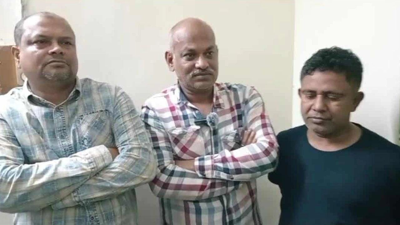 আটককৃত প্রাইভেট কার চালক আতিকুর রহমান ও তার বন্ধু ফয়সাল আহমেদ ও সাইফুল ইসলাম