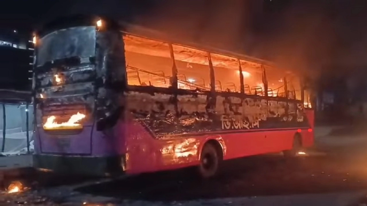 গাজীপুরে যাত্রীবাহী বাসে অগ্নিসংযোগ