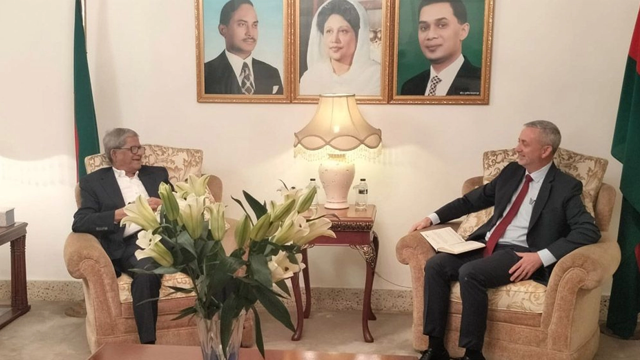 ঢাকায় নিযুক্ত ইউরোপীয় ইউনিয়নের রাষ্ট্রদূত মাইকেল মিলার বিএনপি মহাসচিব মির্জা ফখরুল ইসলাম আলমগীরের সঙ্গে সৌজন্য সাক্ষাৎ