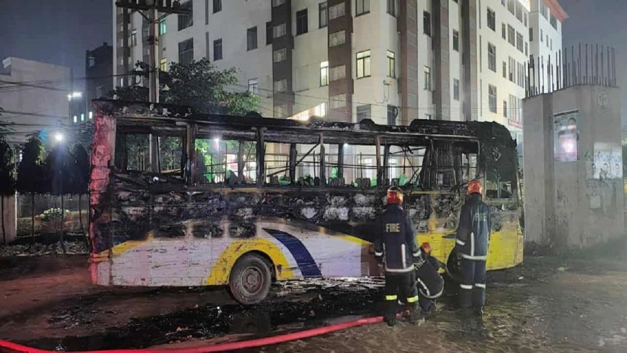 সাভারের আশুলিয়ায় যাত্রীবাহী বাসে আগুন দিয়েছে দুর্বৃত্তরা। ছবি: সংগৃহীত