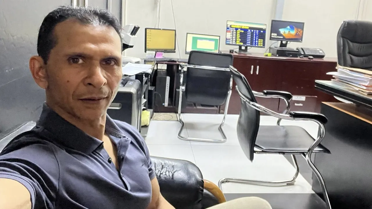 ভোররাত ৩টা ৩৪ মিনিটে তিনি বিমানের ভেতরে যাত্রীদের সঙ্গে একটি সেলফি দেন সোহেল তাজ