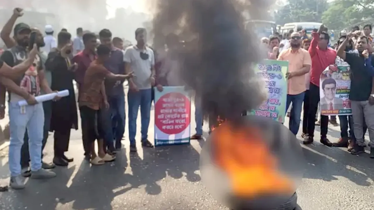 গাজীপুরে টায়ারে টায়ার জ্বালিয়ে বিএনপির নেতাকর্মীদের বিক্ষোভ, যান চলাচল বন্ধ। ছবি: সংগৃহীত