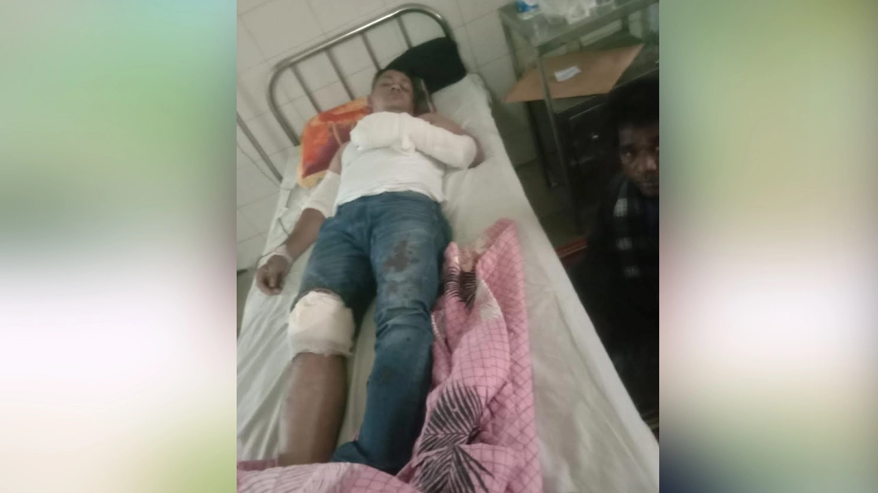 আহত পুলিশ উপ-পরিদর্শক (এসআই) নুরুল ইসলাম