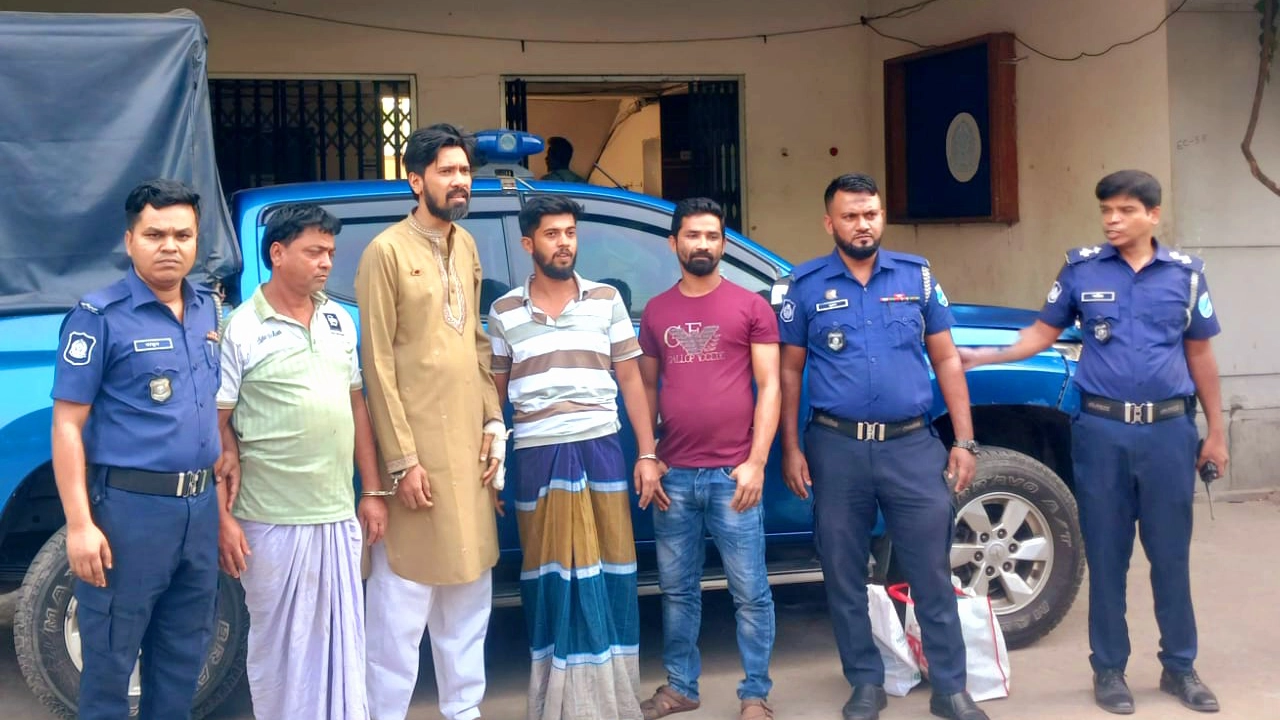 গ্রেপ্তারকৃত আসামিরা