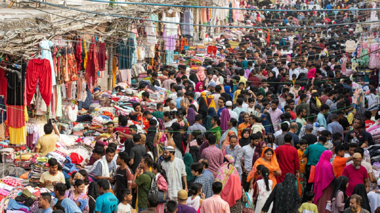 রাজধানীতে কেনাকাটায় উপচেপড়া ভিড়। ফাইল ছবি