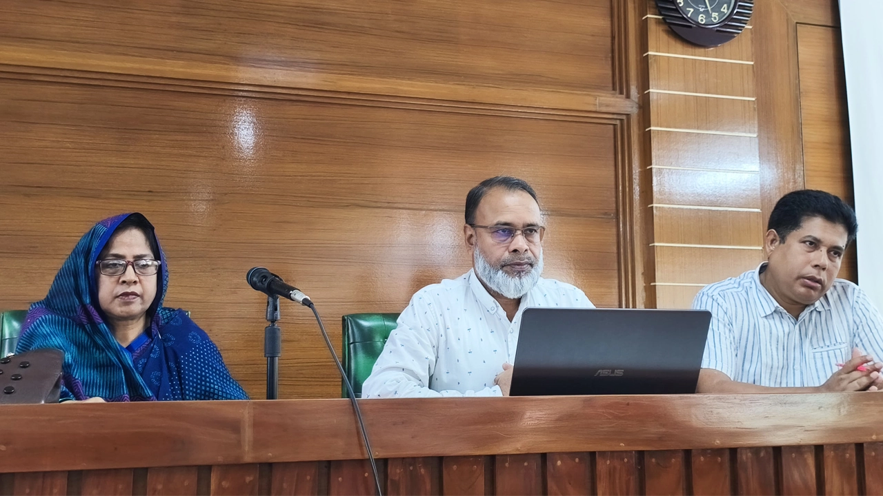 সংবাদ সম্মেলনে আয়োজক কমিটির সদস্যসচিব অধ্যাপক ড. মো. রজাউল করিম