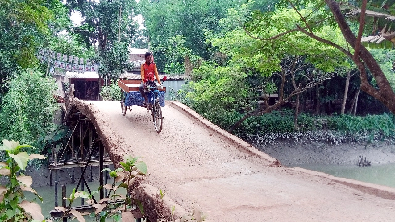 মারাত্মক ঝুঁকিপূর্ণ বাবুগঞ্জ ব্রিজ