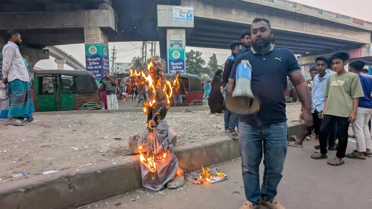 গাজীপুরে শেখ হাসিনার কুশপুত্তলিকা দাহ  
