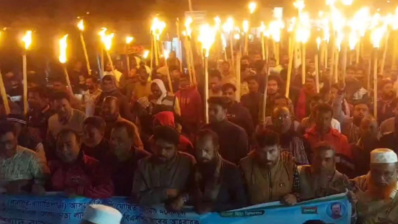 লালপুরে লোকডাউন প্রতিহত ও মনোনয়ন বাতিলের দাবিতে রাজন সমর্থকদের মশাল মিছিল