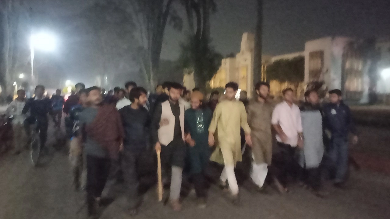 লাঠি হাতে গণজমায়েত করেছেন রাকসুর নেতাকর্মীরা