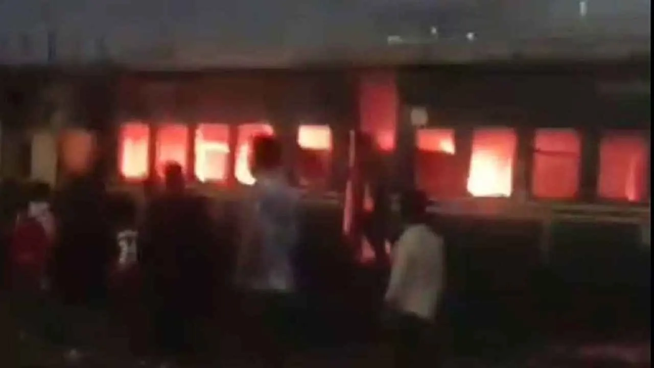 সামাজিক যোগাযোগ মাধ্যমে ছড়িয়ে পড়া একটি ভিডিওতে দেখা যায়, দাঁড়িয়ে থাকা একটি ট্রেনের খালি বগিতে আগুন জ্বলছে