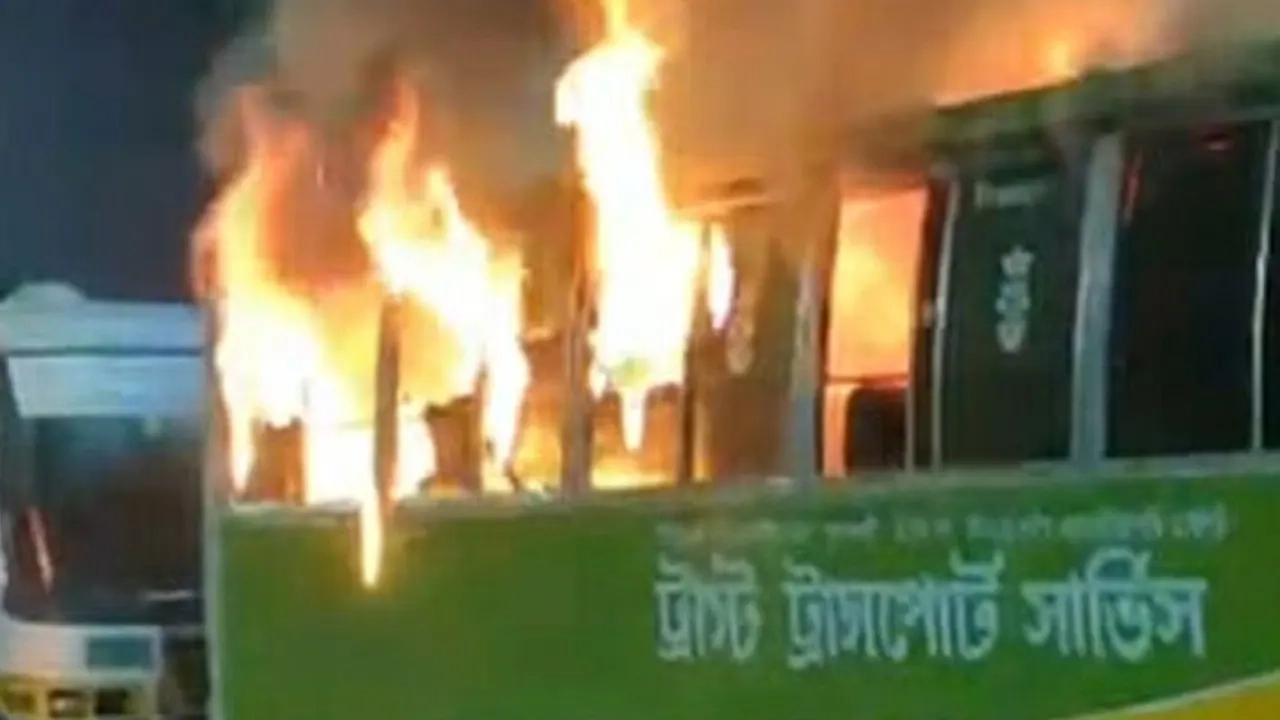 রাজধানীর পল্লবী এলাকায় একটি পরিবহন কোম্পানির পার্কিংয়ে দাঁড়িয়ে থাকা বাসে অগ্নিকাণ্ডের ঘটনা ঘটেছে