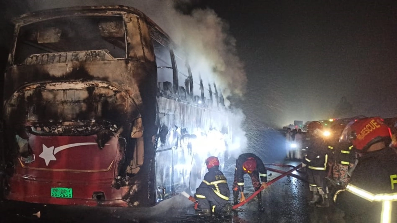 ঢাকা-টাঙ্গাইল মহাসড়কের বাঐখোলা এলাকায় একটি যাত্রীবাহী বাসে আগুণ দিয়েছে দুর্বৃত্তরা।