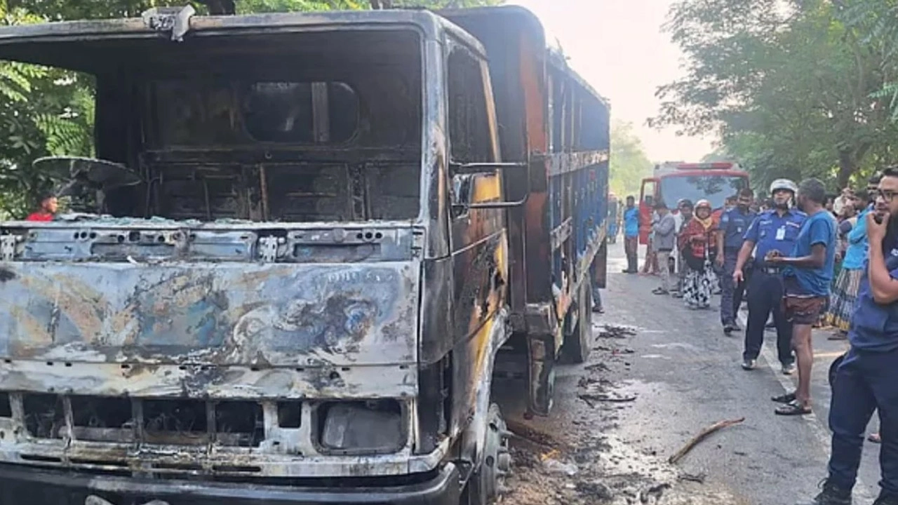 জাজিরায় পদ্মা সেতুর সংযোগ সড়কে অবরোধ করে ট্রাকে আগুন